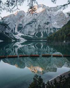 雪山湖泊倒影如画境