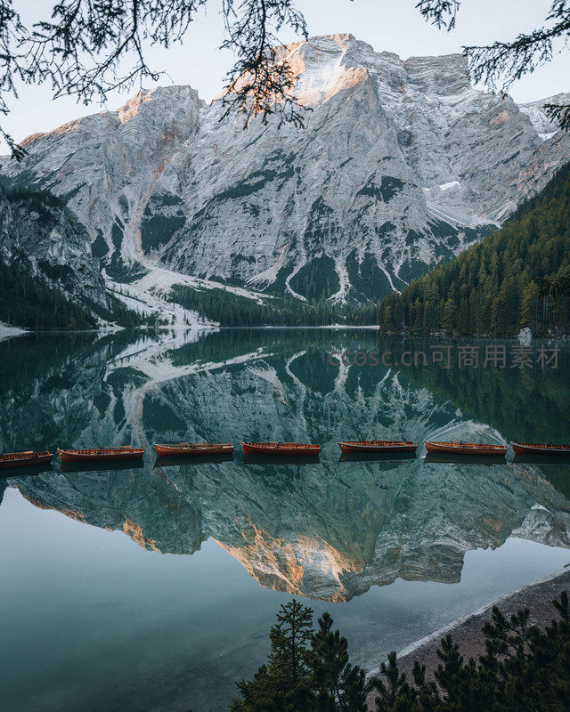 雪山湖泊倒影如画境