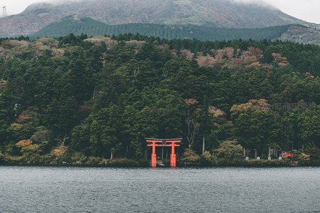湖畔朱红鸟居静谧伫立
