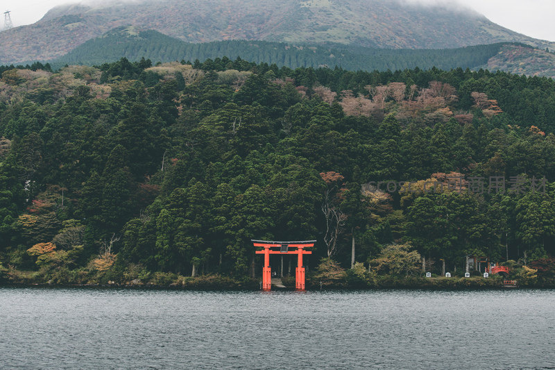 湖畔朱红鸟居静谧伫立