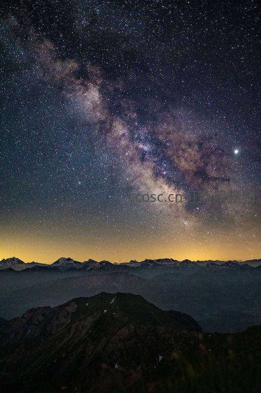 银河横跨雪山之巅的璀璨夜空