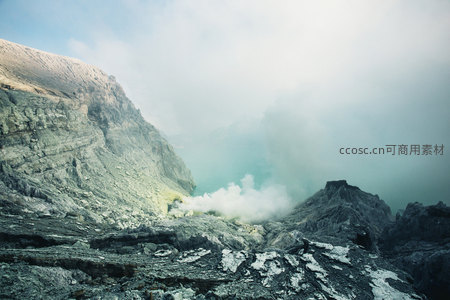 火山口烟雾升腾的苍凉地质奇观