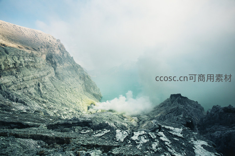 火山口烟雾升腾的苍凉地质奇观