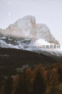 月牙高悬雪峰之巅秋林环绕如仙境