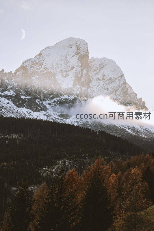 月牙高悬雪峰之巅秋林环绕如仙境