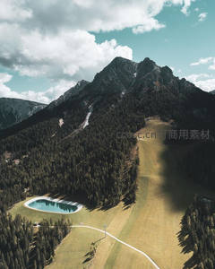 高山草甸湖泊与森林的空中全景图