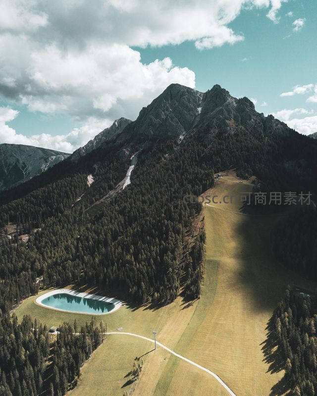 高山草甸湖泊与森林的空中全景图