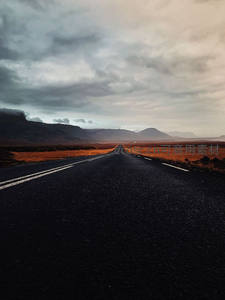 笔直公路伸向火山地貌，苍凉壮阔