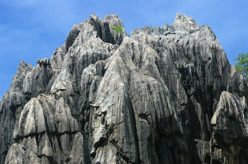 嶙峋怪石直指苍穹