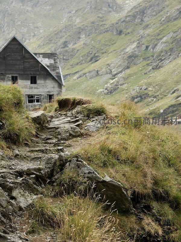 山间小径通向孤寂木屋与陡峭山崖