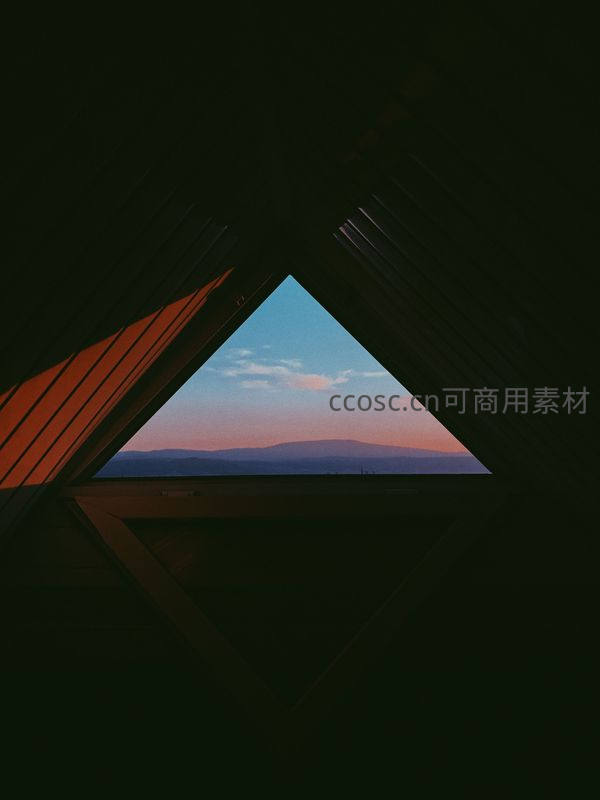 阁楼三角窗，框住日落山河