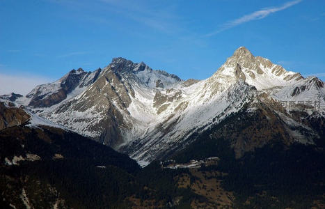雪峰巍峨耸立，晴空万里时