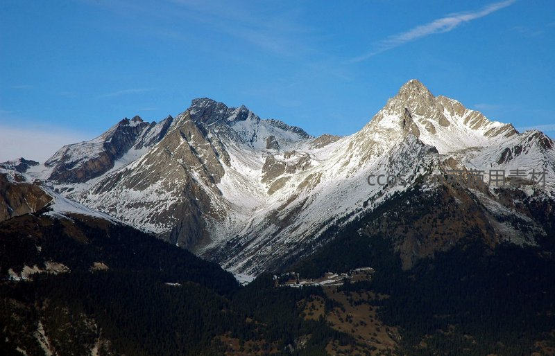 雪峰巍峨耸立，晴空万里时