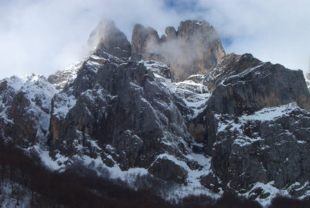 云雾缭绕的雪山峰峦