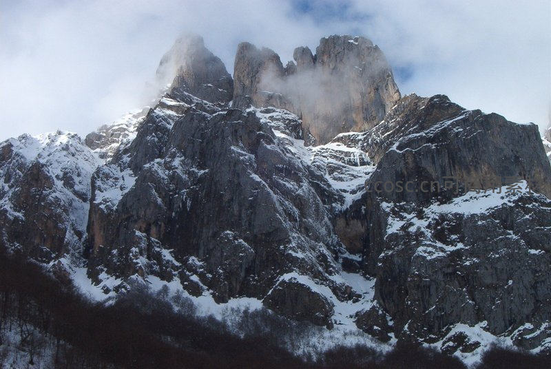 云雾缭绕的雪山峰峦