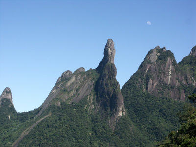 奇峰直指苍穹，明月相伴旁