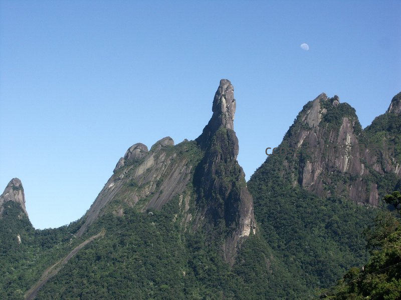 奇峰直指苍穹，明月相伴旁