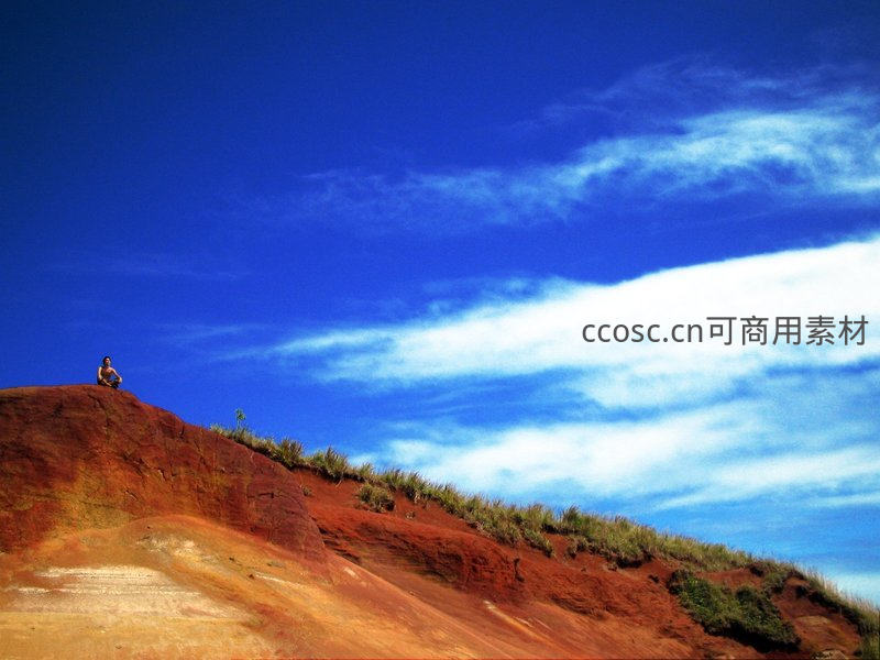 红土崖上独坐，仰望苍穹云卷云舒