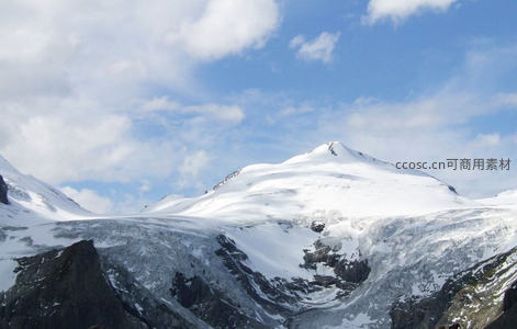 雪峰巍峨耸立云端，冰川映衬蓝天白云