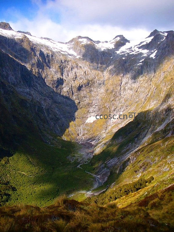 深谷幽邃绿意盎然，雪顶峻岭俯瞰溪流蜿蜒