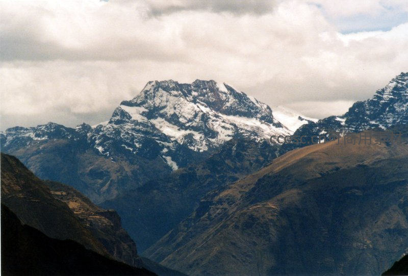 雪山巍峨云雾缭绕峰峦叠嶂