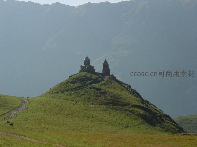 山顶古寺静立青翠山丘之上