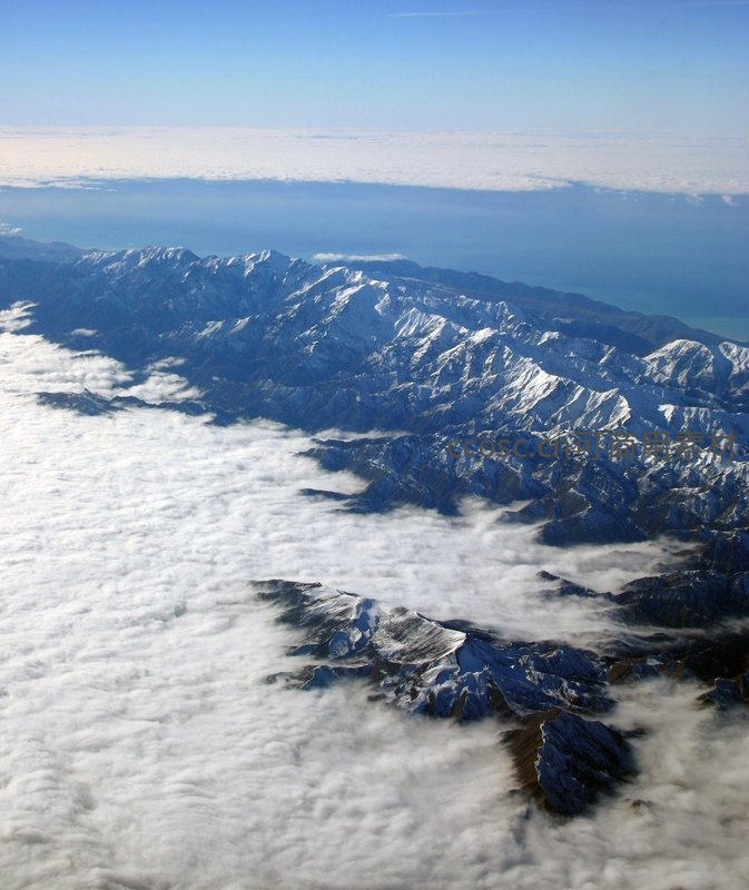 云端之上俯瞰连绵雪峰