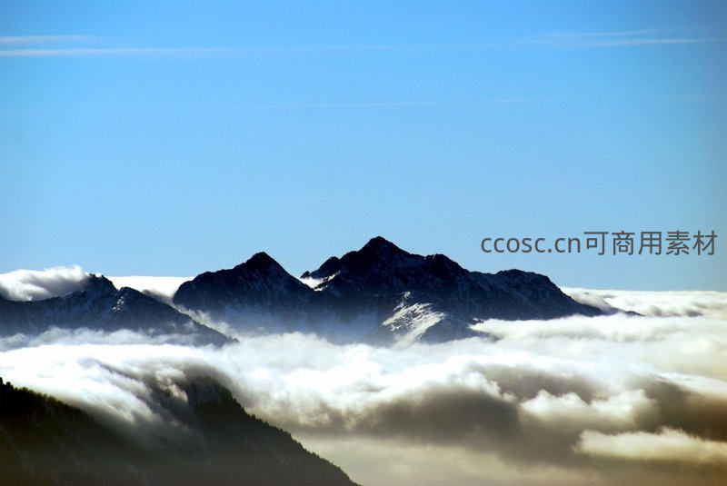 云海翻涌环绕山峦之巅