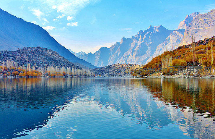 湖光山色倒映秋日美景