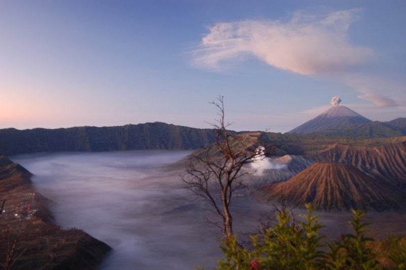 火山口云雾缭绕日出时
