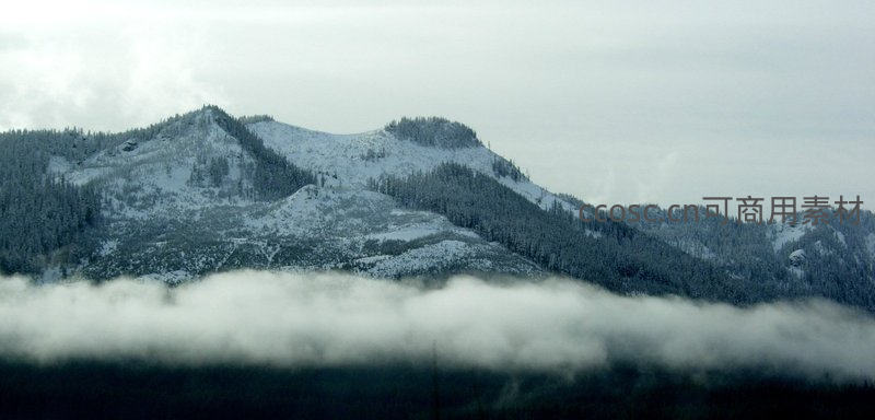 云海缭绕的雪峰山峦