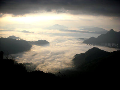 晨曦穿透云海山峦