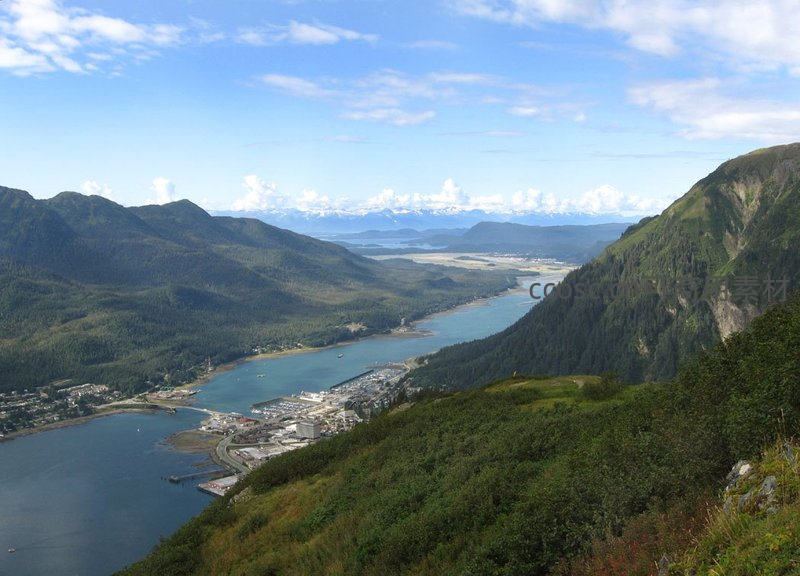 峡湾小镇依山傍水