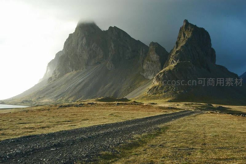光影交错的孤峰奇景