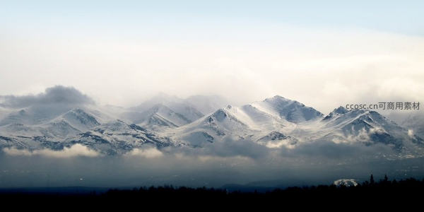 云海缭绕的雪山之巅