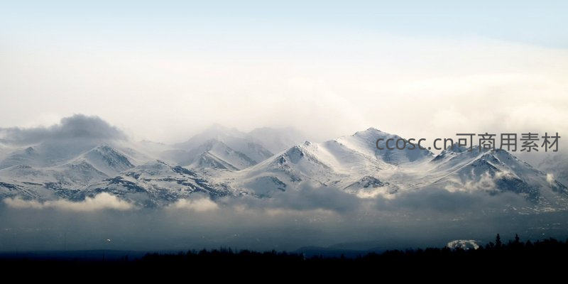 云海缭绕的雪山之巅