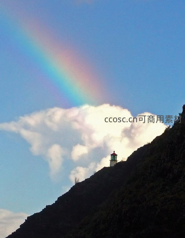 彩虹与灯塔的海岸奇景