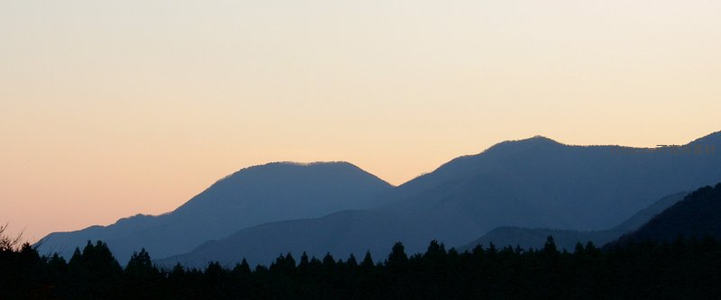 暮色山峦剪影，层叠如画