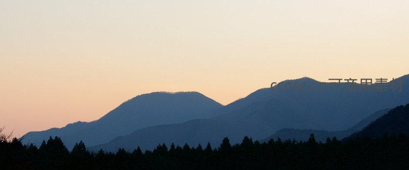 暮色山峦剪影，层叠如画