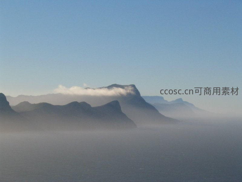 云雾缭绕山巅，海天一色