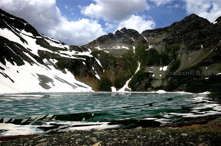 高山冰湖映雪峰，碧水如镜