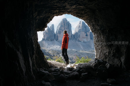洞穴窥奇峰，旅人驻足