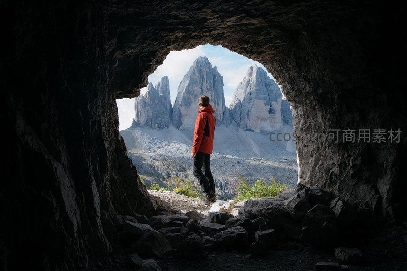 洞穴窥奇峰，旅人驻足