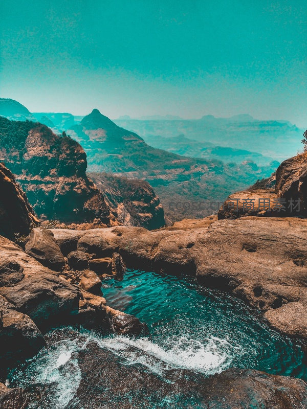 碧水穿岩峡谷深，层峦叠嶂入画来