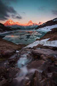 日出染峰冰湖畔，溪流潺潺石上行