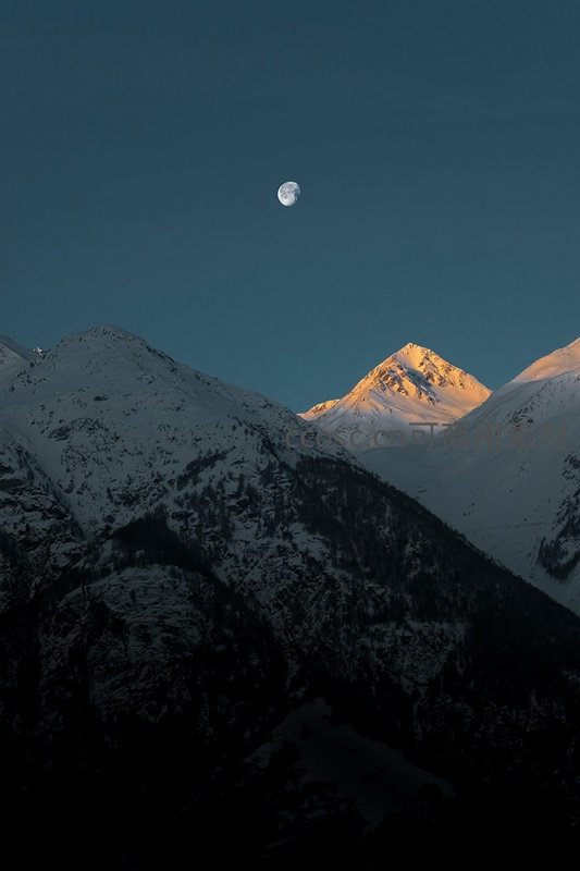 月照雪山峰顶，夜色静谧如画