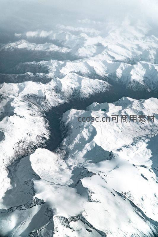 航拍雪域山脉，连绵不绝如银龙