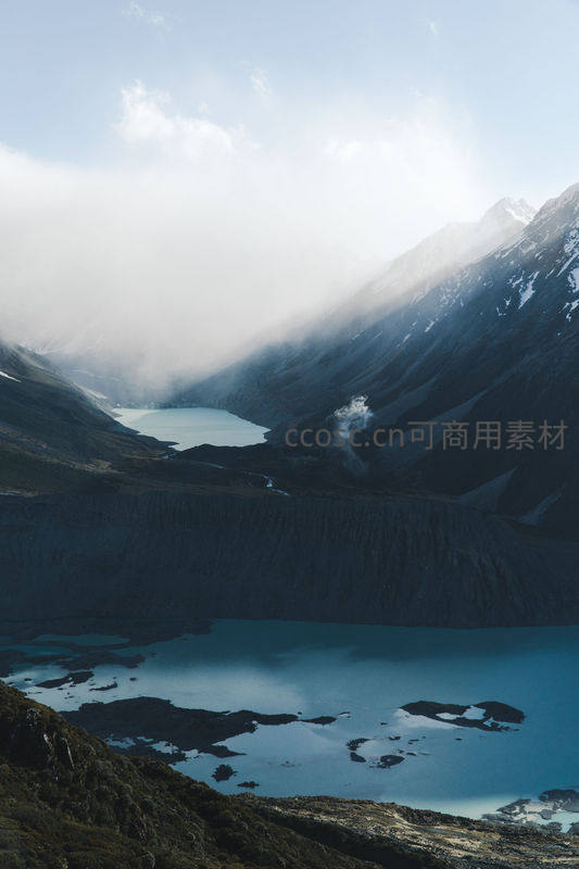 云雾缭绕高山湖，幽蓝如镜映苍穹