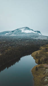 森林环抱雪山湖，静谧如诗画中境