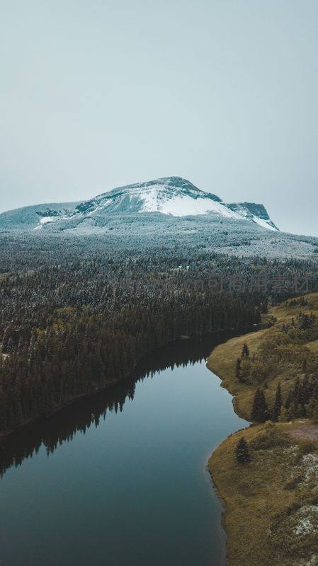 森林环抱雪山湖，静谧如诗画中境